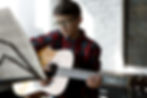Gitar çalan çocuk