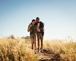Casal em uma caminhada