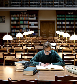 Homem na biblioteca