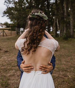 Umarmung für eine Hochzeit im Freien