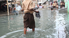 Niños caminando en la inundación