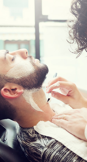Barbero afeitando barba