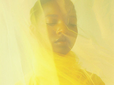 Femme derrière un voile jaune