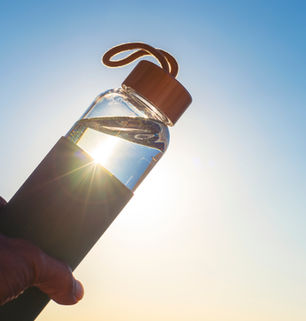 BEBE ABUNDANTE AGUA PARA MANTENER TU RITMO EN EL GIMNASIO (Y SI ES EN BOTELLA DE CRISTAL, MEJOR) 