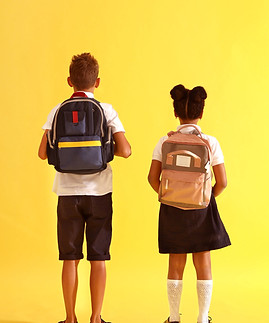 Dzieci z plecakami