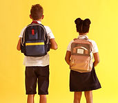 Enfants avec sacs à dos