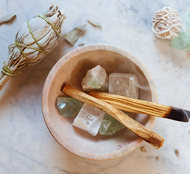 Cristais, sálvia e incenso