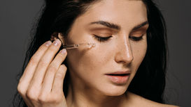 השוואה מקצועית בין Charlotte Tilbury Serum  לעומת Estee Lauder Advanced Night Repair | גילמור ביוטי המלצות
