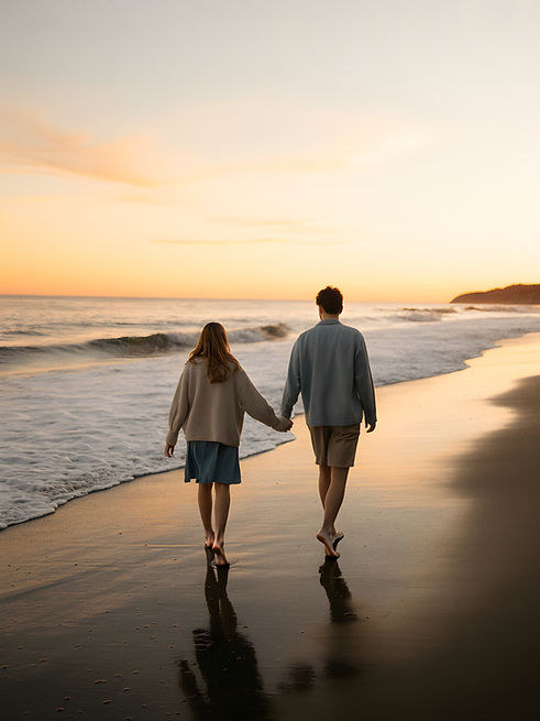 Couple marchant sur la plage