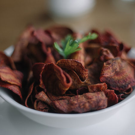 Salah satu produk snack sehat di Indonesia tahun 2025, yaitu keripik ubi dan singkong