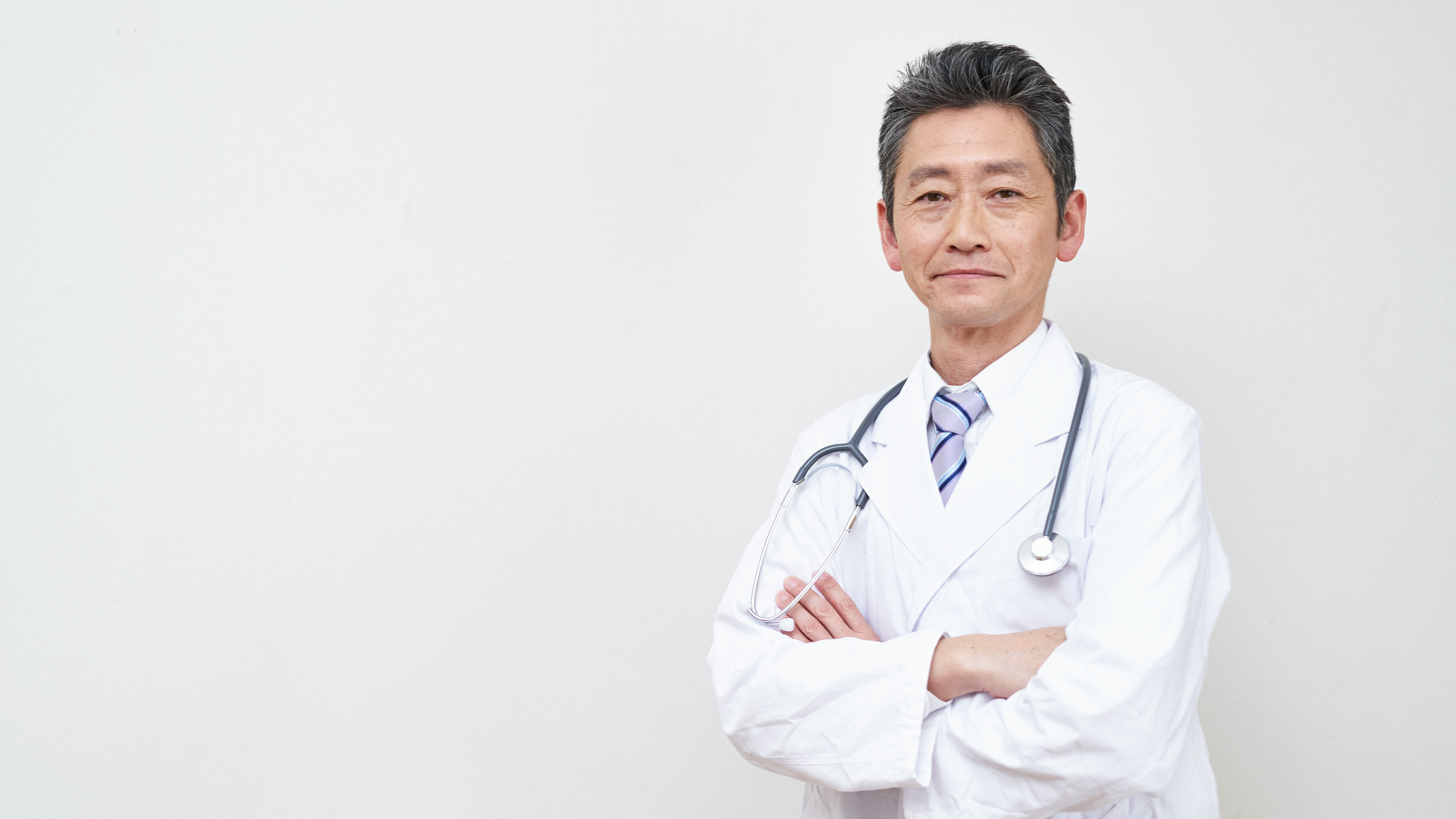 Médico de jaleco branco com estetoscópio