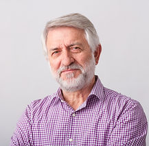 Homem mais velho sorridente