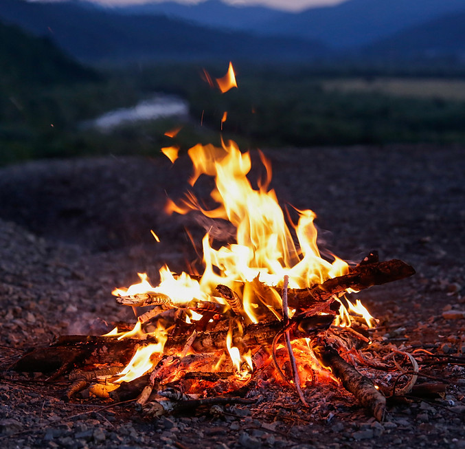 Lagerfeuer in der Natur