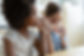 Les enfants boivent de l'eau