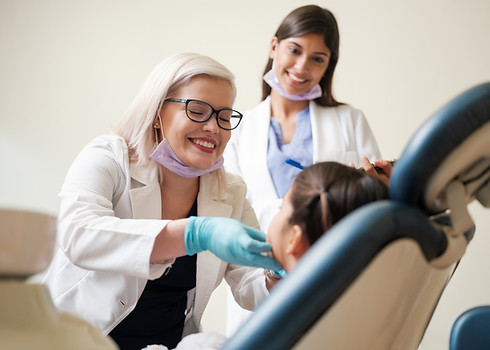 Niña con dentista