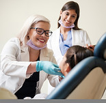 Fille chez le dentiste