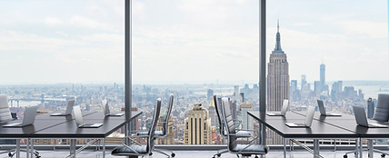 Oficina moderna con paisaje urbano