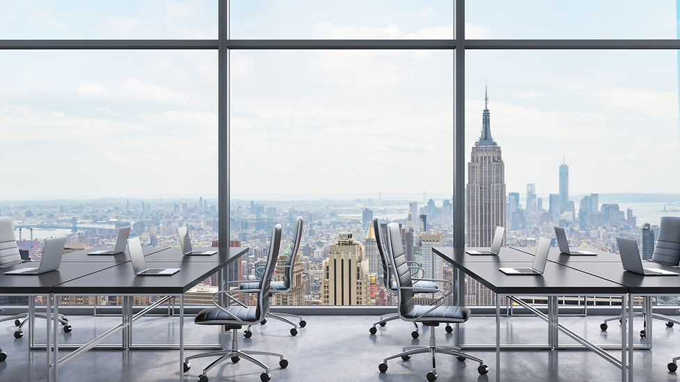 Modernes Büro mit flexiblen Arbeitsplätzen und Blick auf die Skyline als Symbol für New Work und digitale HR-Prozesse.