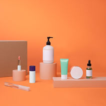 Exposição de produtos cosméticos com fundo laranja