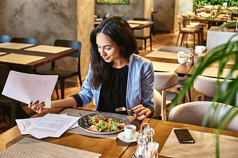 Mujer comiendo ensalada