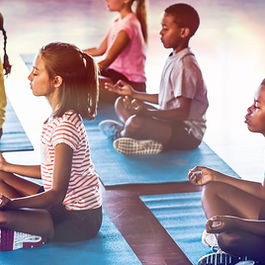 Niños de la escuela meditando