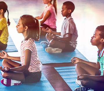 Crianças da escola meditando