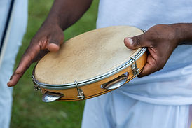 Tocando pandeiro ao ar livre