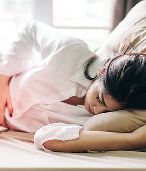 Vrouw die in bed ligt