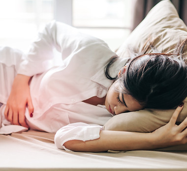 Vrouw die in bed ligt