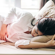 Femme allongée dans son lit