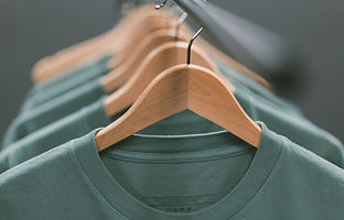 T-Shirts auf Kleiderbügeln