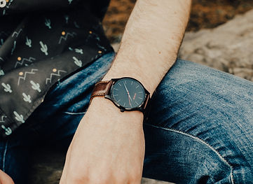 montre-bracelet au poignet