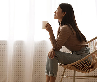 コーヒーを飲む女性