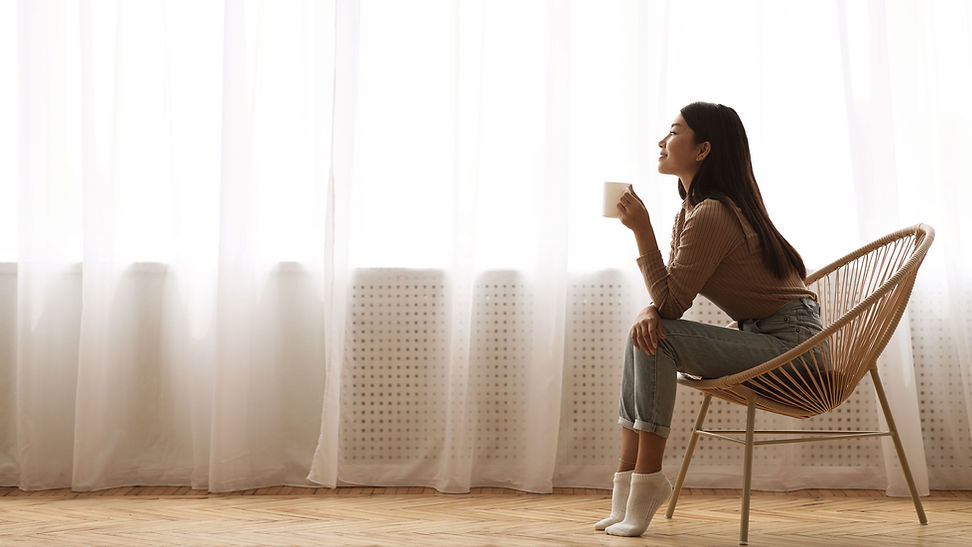 Donna che gode di una tazza di caffè