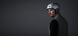 Motociclista con casco