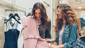 donne facendo shopping