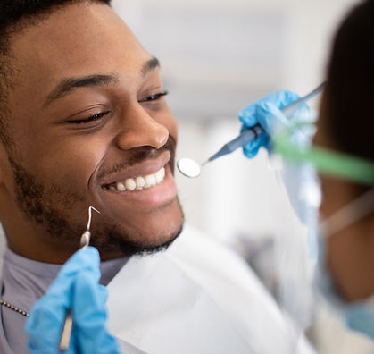 Homem na consulta odontológica