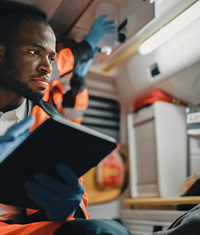 Paramedico che compila un questionario