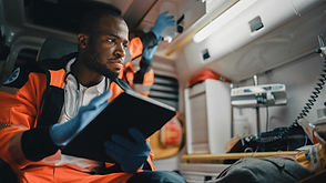 Ambulancier paramédical Remplissant un questionnaire