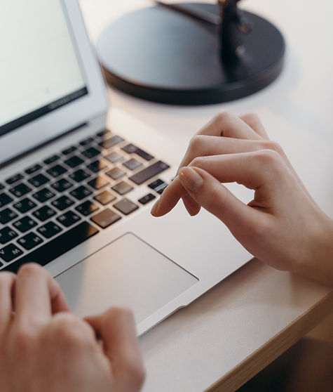 Femme en train d'effectuer une signature électronique certifiée