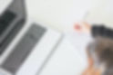 Laptop und Notizbuch