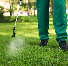 Traitement de pelouse par pulvérisation