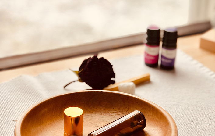 Beauty-Produkte auf Holzschale