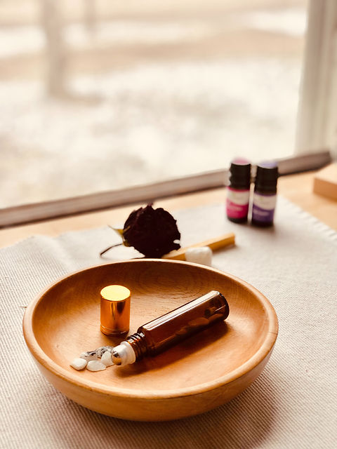 Productos de belleza en tazón de madera
