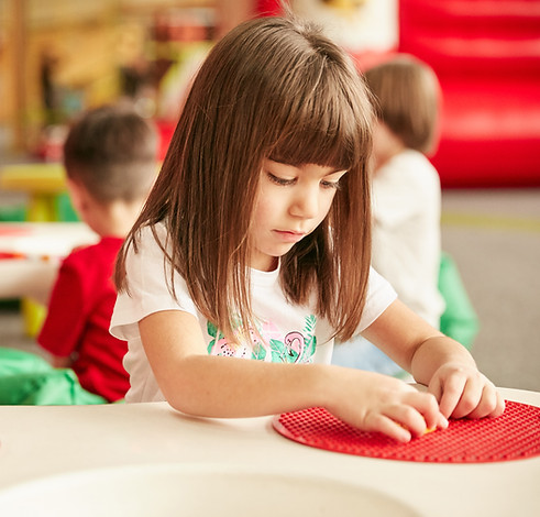 Koncentrovaná dívka