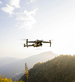 Drone over fjell