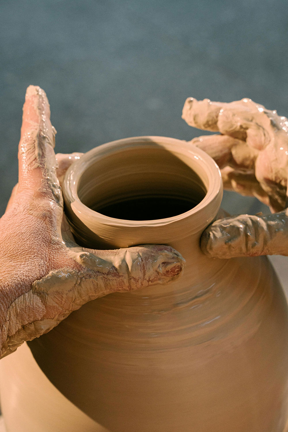 ARTESANO TRABAJANDO CON BARRO