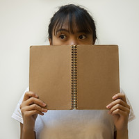 L'élève se cache derrière son cahier