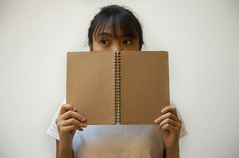 L'élève se cache derrière son cahier