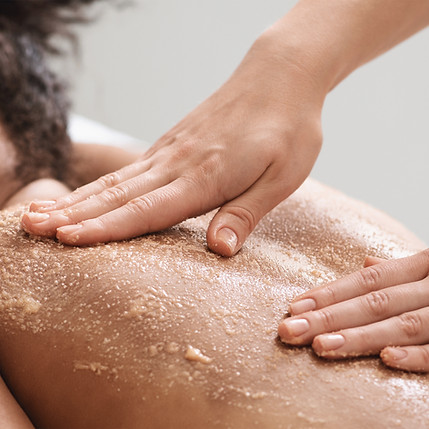 Sesión de masaje exfoliante de la piel